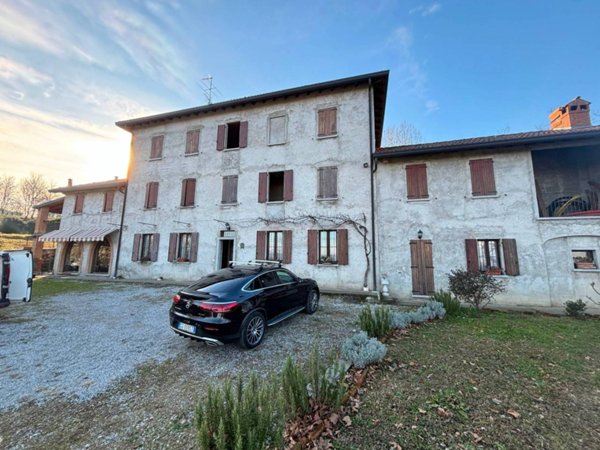 casa indipendente in vendita ad Inverigo in zona Romanò