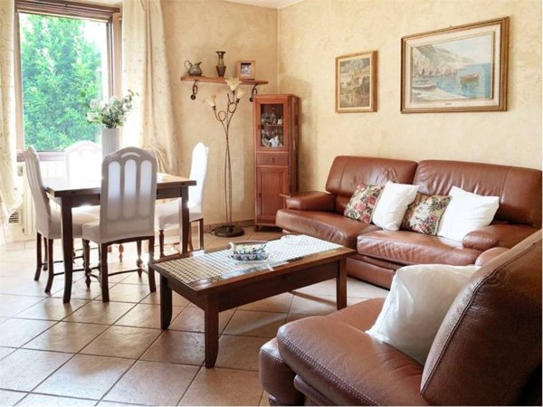 appartamento in vendita ad Inverigo in zona Romanò
