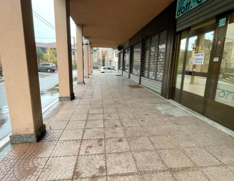 negozio in vendita ad Inverigo