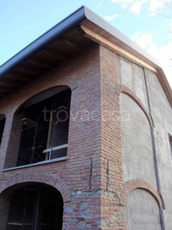 casa indipendente in vendita ad Inverigo in zona Romanò