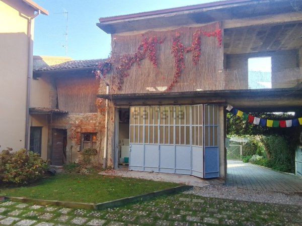appartamento in vendita ad Inverigo in zona Romanò