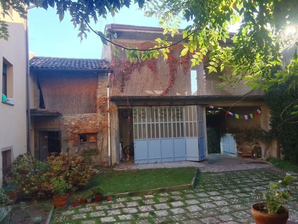 casa indipendente in vendita ad Inverigo in zona Romanò