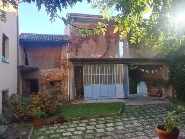 casa indipendente in vendita ad Inverigo in zona Romanò