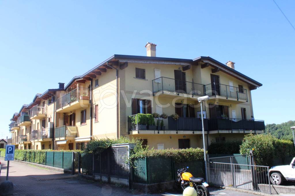 appartamento in vendita ad Inverigo in zona Cremnago