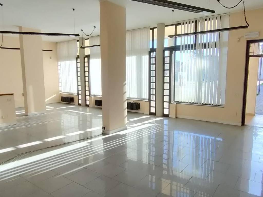 negozio in vendita ad Inverigo