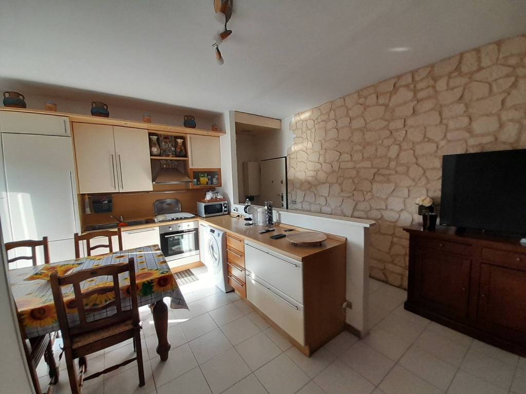 appartamento in vendita ad Inverigo in zona Cremnago