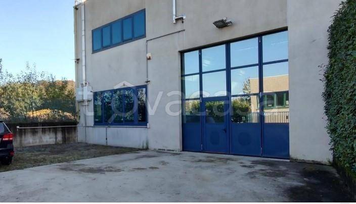 locale commerciale in vendita ad Inverigo