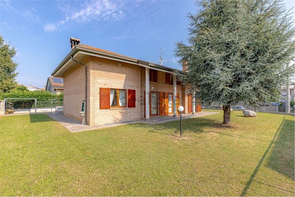 casa indipendente in vendita ad Inverigo