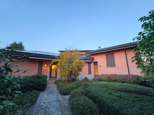 casa indipendente in vendita ad Inverigo in zona Romanò