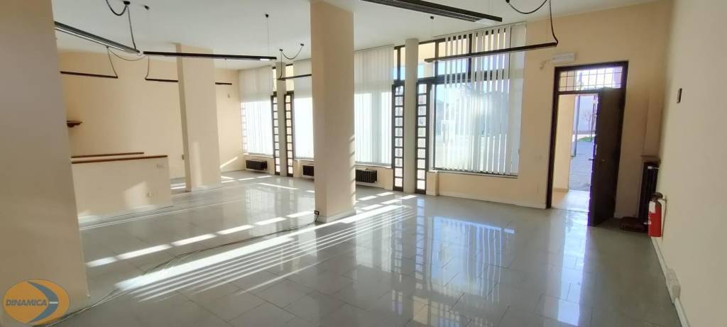 negozio in vendita ad Inverigo