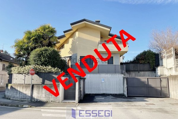 casa indipendente in vendita ad Inverigo