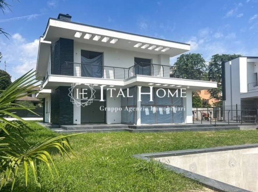 casa indipendente in vendita ad Inverigo in zona Romanò