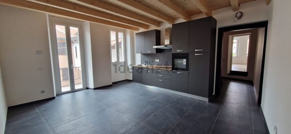 casa indipendente in vendita ad Inverigo in zona Romanò