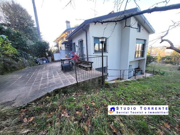casa indipendente in vendita ad Inverigo in zona Romanò