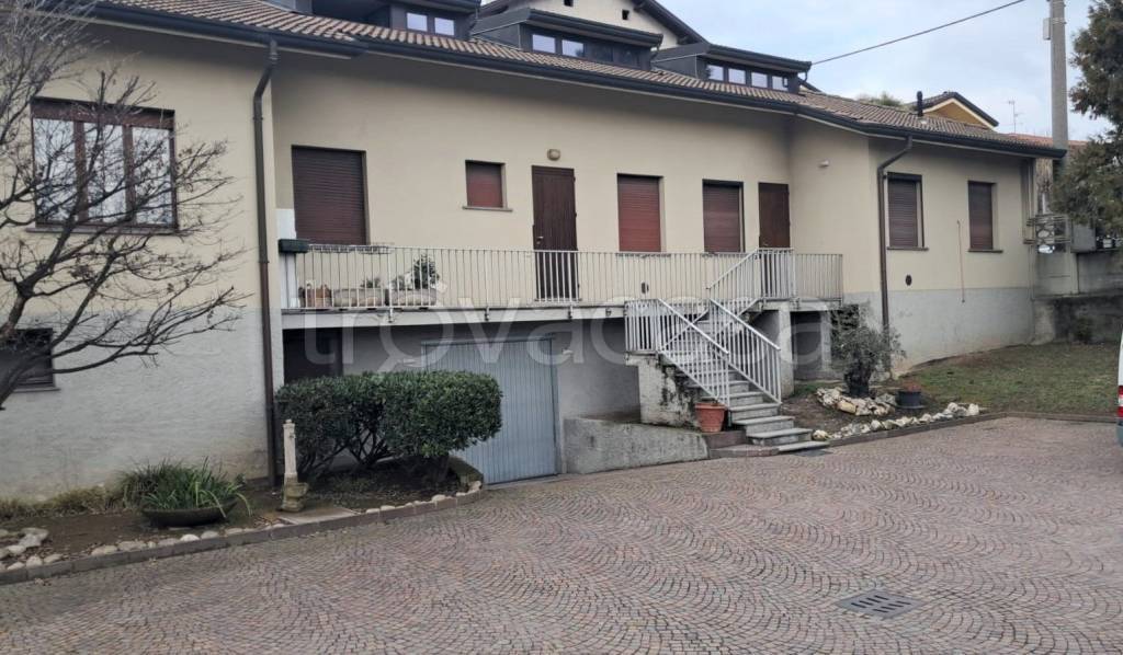 appartamento in vendita ad Inverigo in zona Romanò