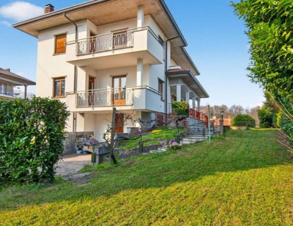 appartamento in vendita ad Inverigo in zona Romanò