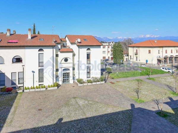 casa indipendente in vendita ad Inverigo in zona Romanò