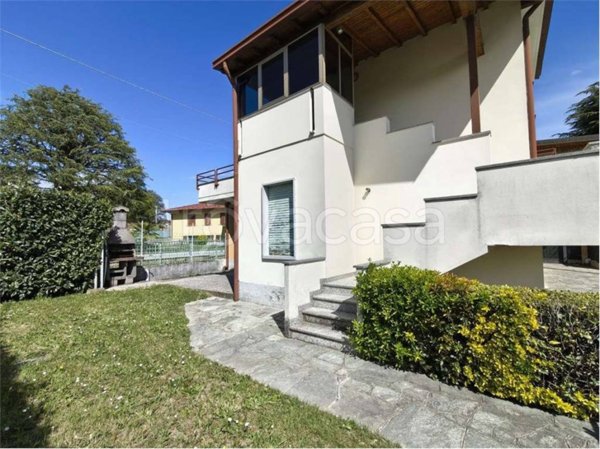 appartamento in vendita ad Inverigo in zona Cremnago