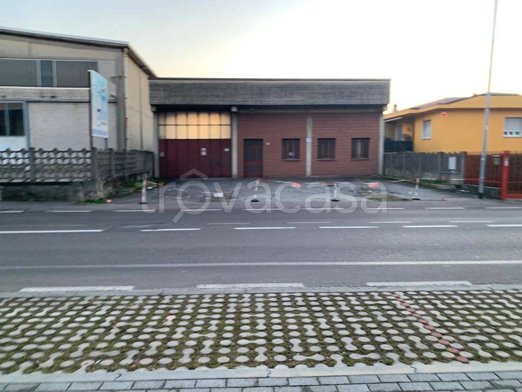 capannone in vendita ad Inverigo in zona Romanò