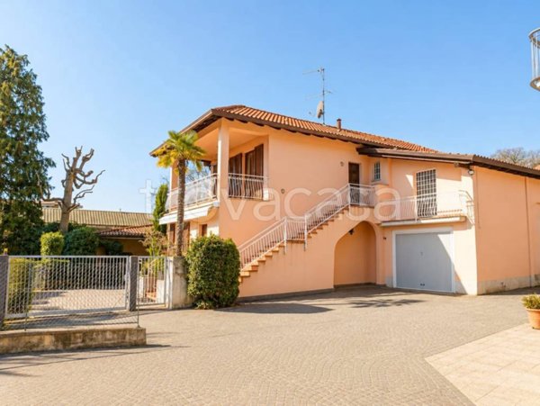 casa indipendente in vendita ad Inverigo in zona Romanò