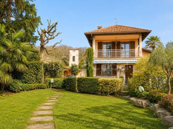 casa indipendente in vendita ad Inverigo in zona Romanò