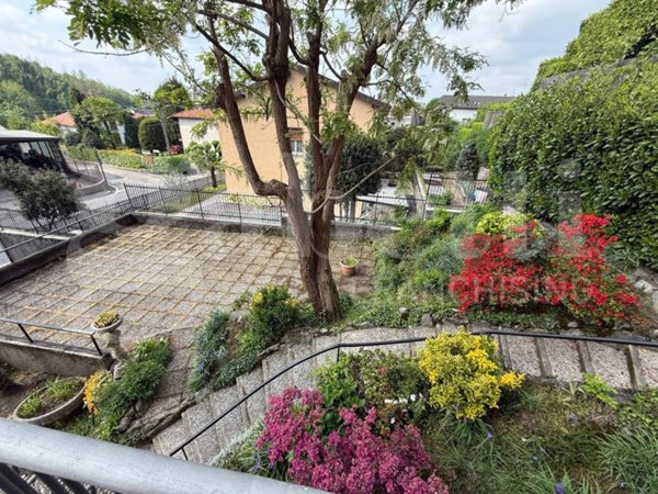 appartamento in vendita ad Inverigo in zona Cremnago