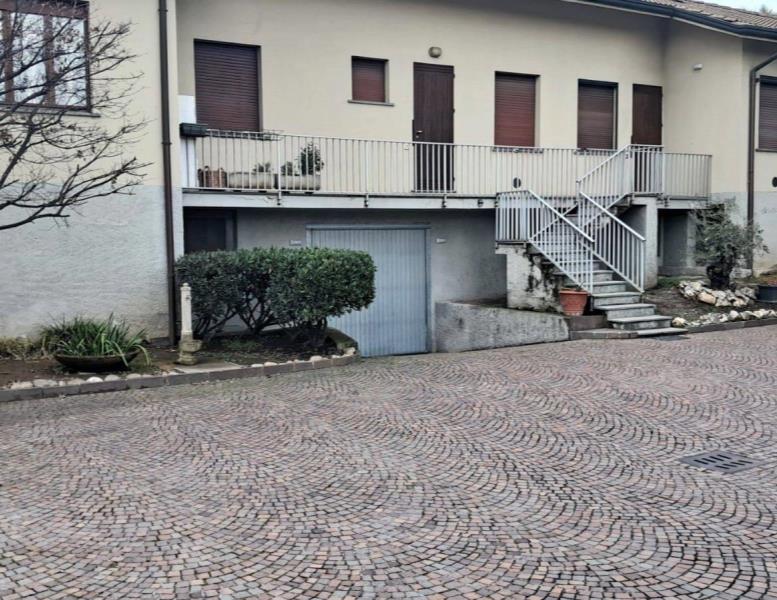 appartamento in vendita ad Inverigo in zona Romanò