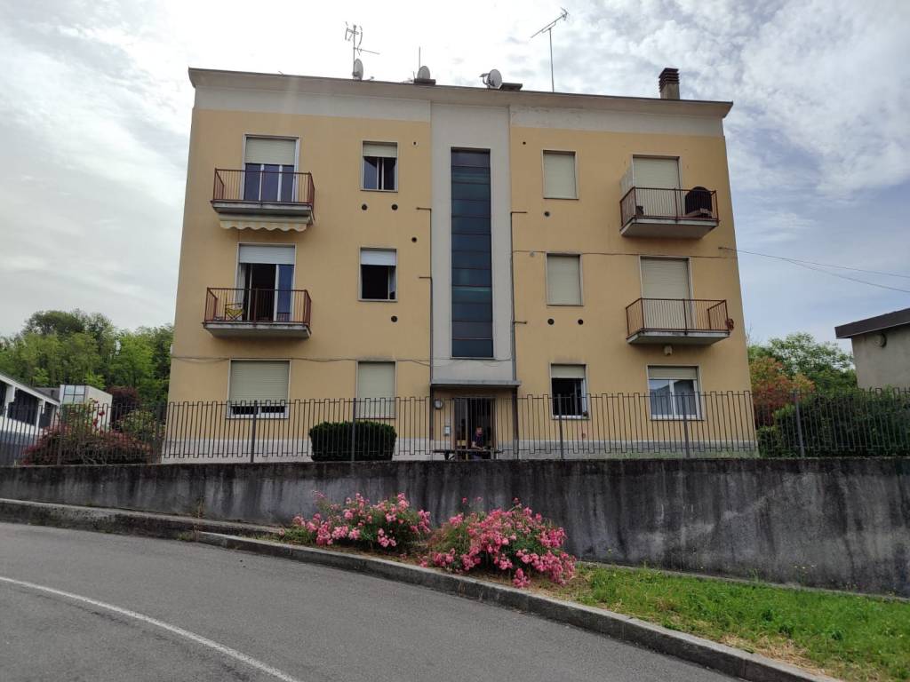 appartamento in vendita ad Inverigo in zona Cremnago
