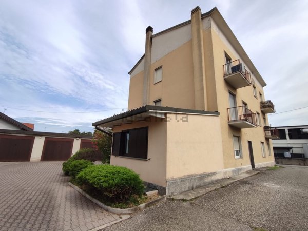 appartamento in vendita ad Inverigo in zona Cremnago