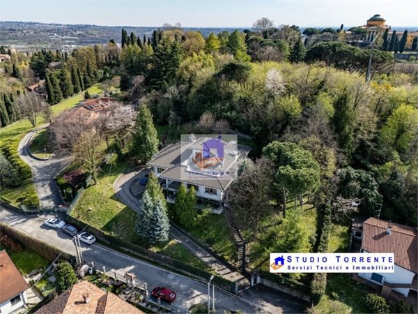 casa indipendente in vendita ad Inverigo in zona Romanò