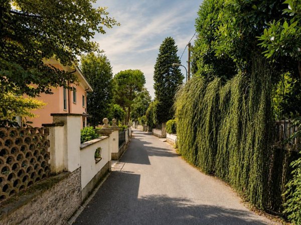 casa indipendente in vendita ad Inverigo in zona Romanò