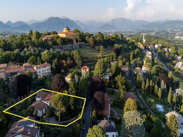 casa indipendente in vendita ad Inverigo in zona Romanò