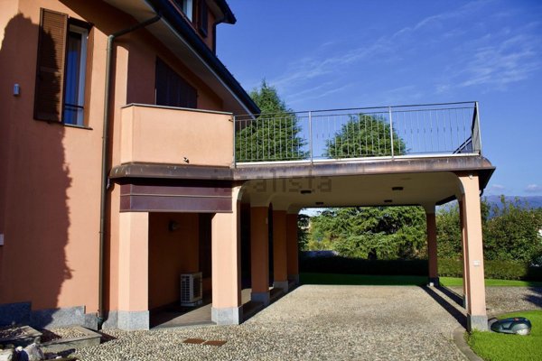 casa indipendente in vendita ad Inverigo in zona Romanò