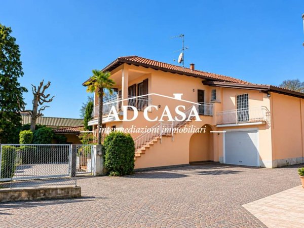 casa indipendente in vendita ad Inverigo in zona Romanò