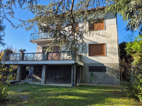 casa indipendente in vendita ad Inverigo in zona Romanò