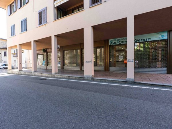 negozio in vendita ad Inverigo in zona Romanò