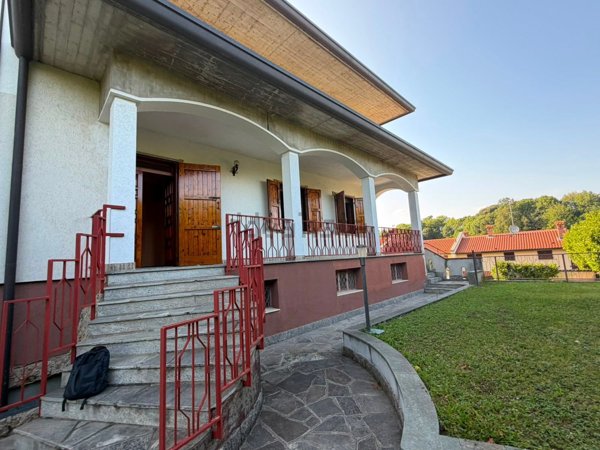 appartamento in vendita ad Inverigo in zona Romanò