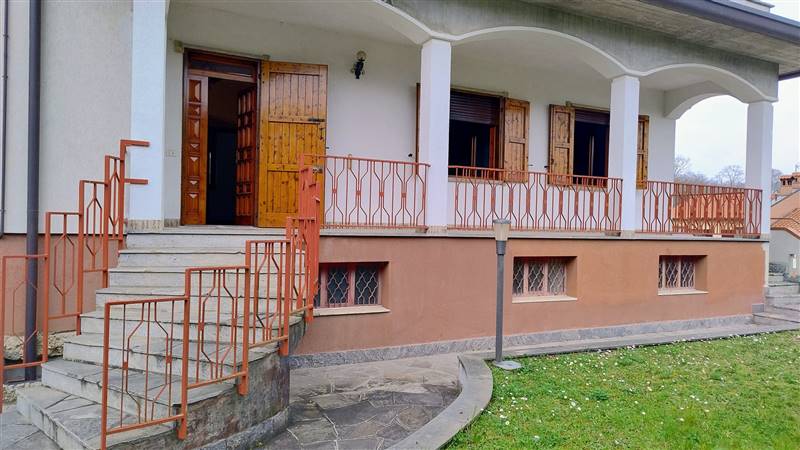 appartamento in vendita ad Inverigo in zona Romanò