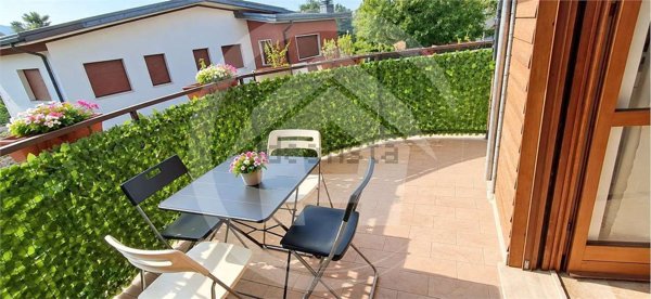 appartamento in vendita ad Inverigo in zona Romanò