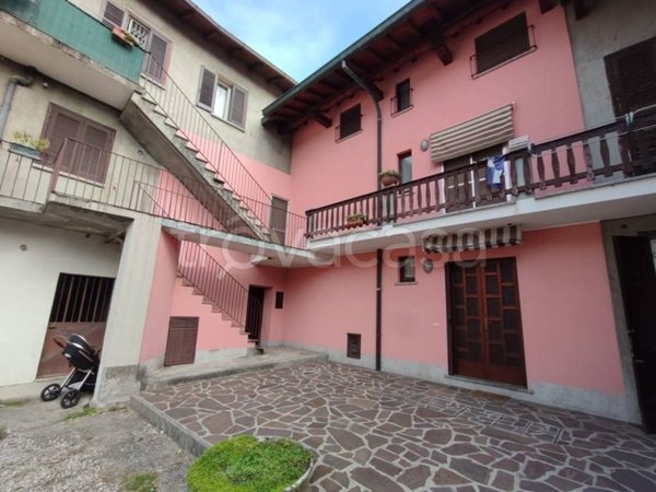 casa indipendente in vendita ad Inverigo in zona Romanò