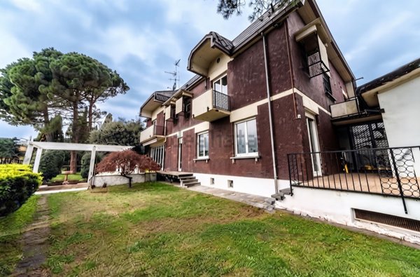 casa indipendente in vendita ad Inverigo in zona Romanò