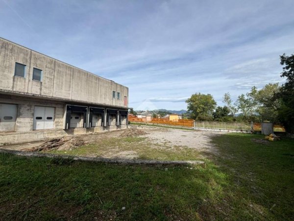 locale commerciale in vendita ad Inverigo in zona Romanò