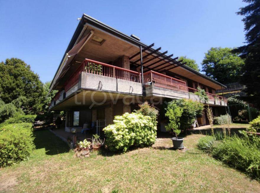 appartamento in vendita ad Inverigo in zona Cremnago