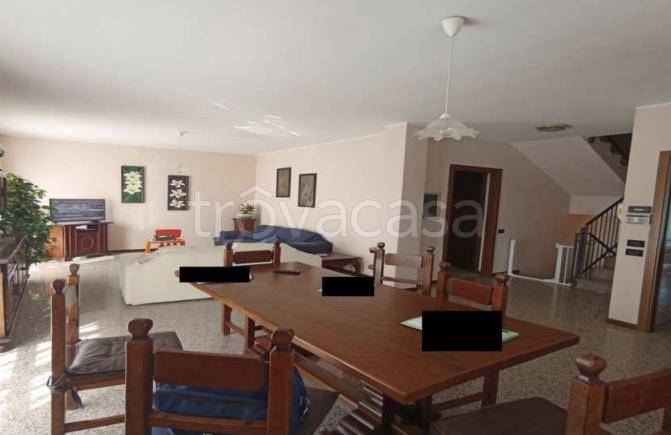 casa indipendente in vendita ad Inverigo in zona Romanò