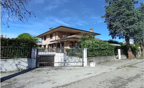 casa indipendente in vendita ad Inverigo in zona Romanò