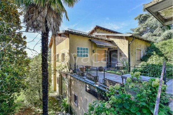 casa indipendente in vendita ad Inverigo in zona Romanò