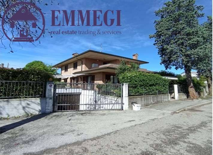 appartamento in vendita ad Inverigo in zona Romanò