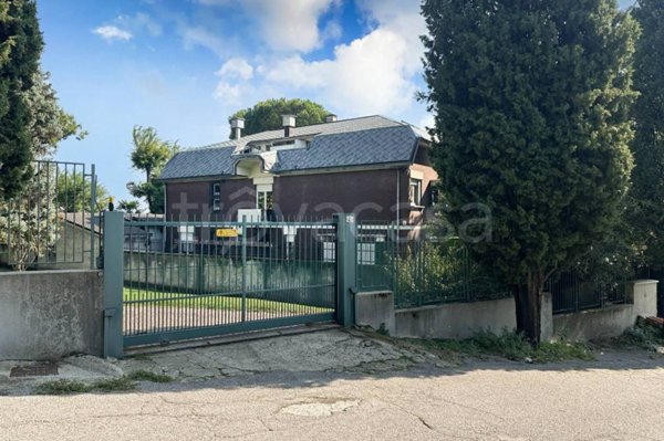 casa indipendente in vendita ad Inverigo in zona Romanò