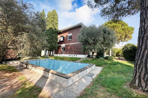 casa indipendente in vendita ad Inverigo in zona Romanò