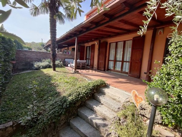 appartamento in vendita ad Inverigo in zona Romanò